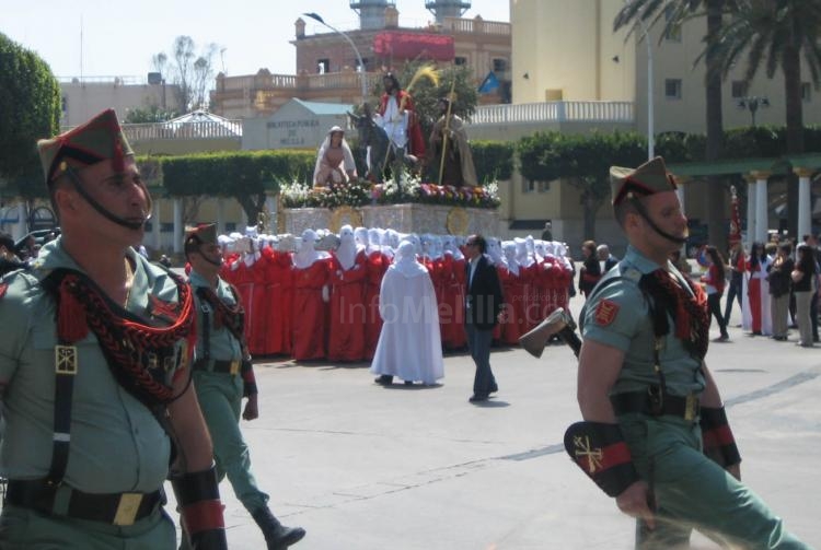 Gran escolta la de la Virgen.