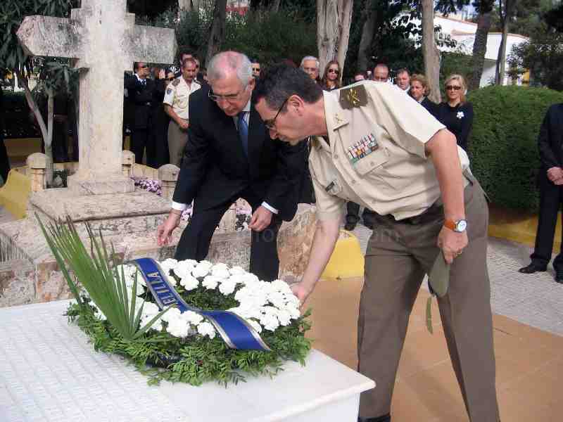 Las autoridades de Melilla rinden homenaje a ciudadanos ilustres ya fallecidos en la tradicional visita al cementerio