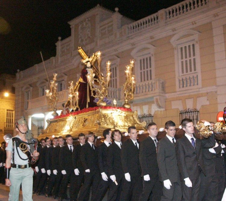 Cuarenta costaleros rinden honores de fe a la Virgen de las Lágrimas