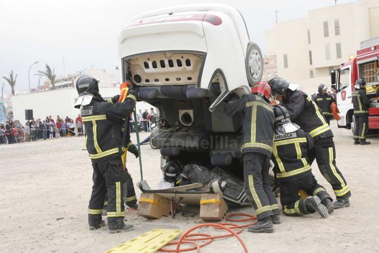 Los bomberos de Melilla muestran su profesionalidad en una exhibición