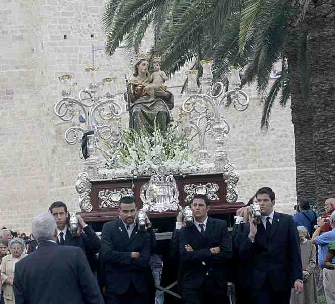 Los melillenses brindan respeto y cariño a su Alcaldesa Perpetua y Patrona Coronada