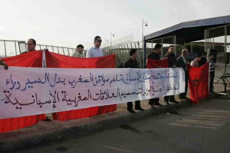 Un grupo de marroquíes protestan en la frontera de Melilla por el caso Haidar