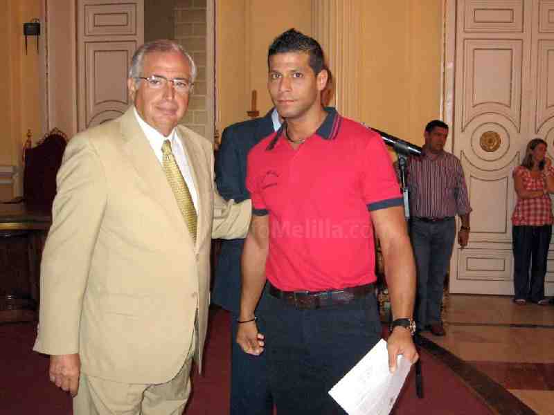 Imbroda y Antón dan la bienvenida a 6 nuevos bomberos locales