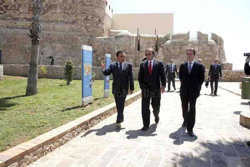 El secretario de Estado paseando por la Plaza de Armas del Pueblo