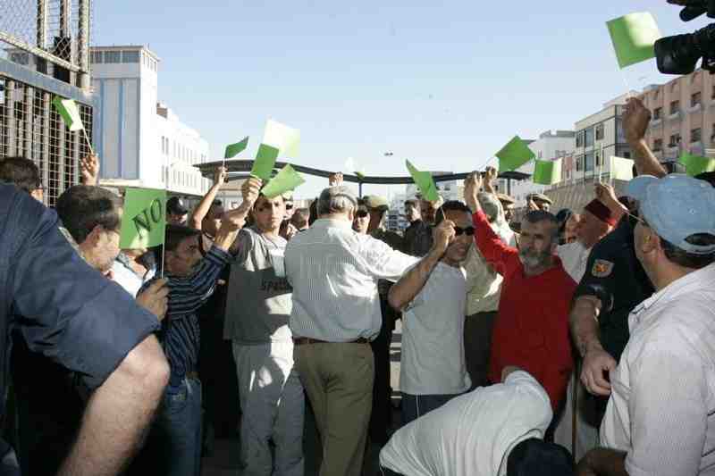 Protestan ante la frontera de Marruecos en contra de la petición de la tarjeta verde a vehículos de Melilla