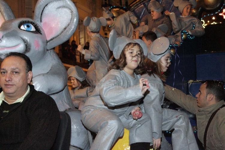 Los Reyes Magos reparten toneladas de ilusión y magia por las calles de Melilla