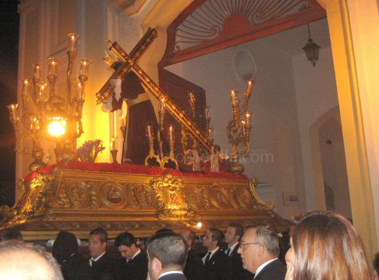 Cuarenta costaleros rinden honores de fe a la Virgen de las Lágrimas