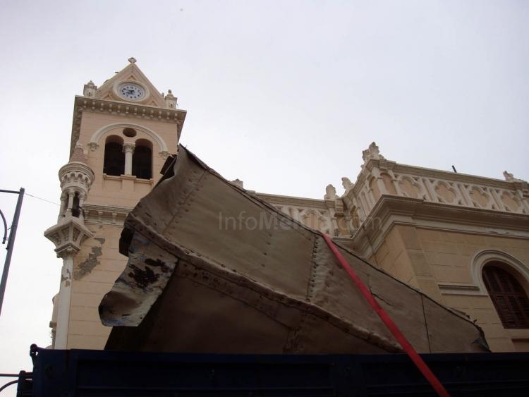 Retiran la cúpula de la iglesia del Sagrado Corazón de Melilla para su restauración