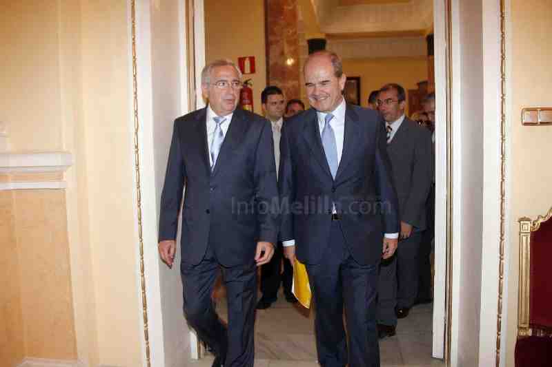 Manuel Chaves junto a Juan José Imbroda durante su visita a Melilla