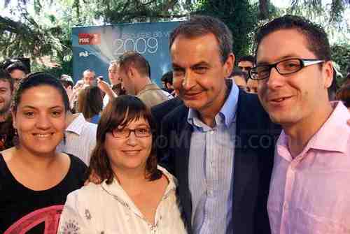 Nora Hammad, a la izquierda, con José Luis Rodríguez Zapatero
