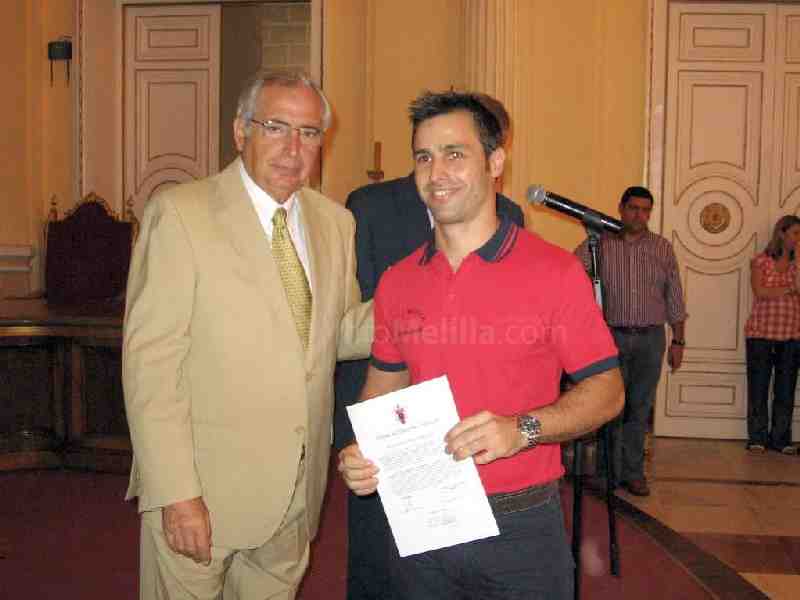 Imbroda y Antón dan la bienvenida a 6 nuevos bomberos locales