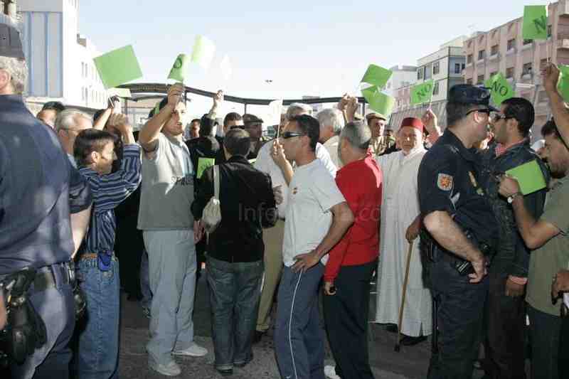 Protestan ante la frontera de Marruecos en contra de la petición de la tarjeta verde a vehículos de Melilla