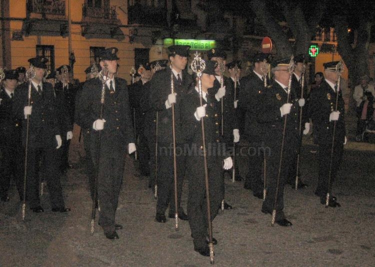 Cuarenta costaleros rinden honores de fe a la Virgen de las Lágrimas