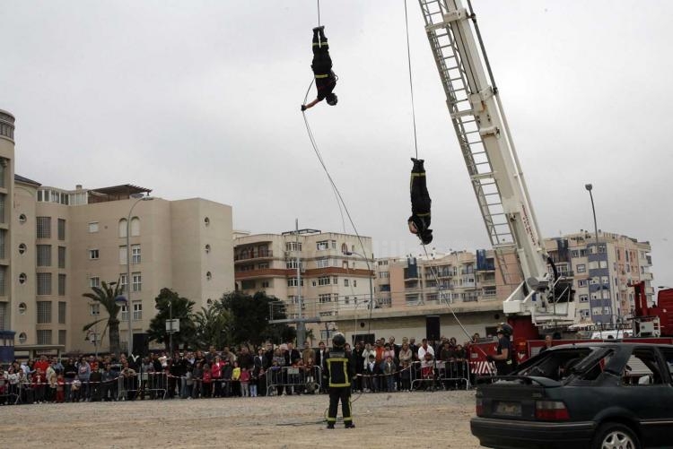 Los bomberos de Melilla muestran su profesionalidad en una exhibición