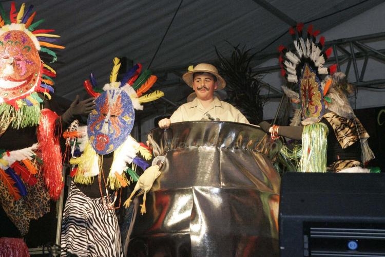 El viernes de Carnaval dejó en Melilla una velada repleta de ingenio y diversión