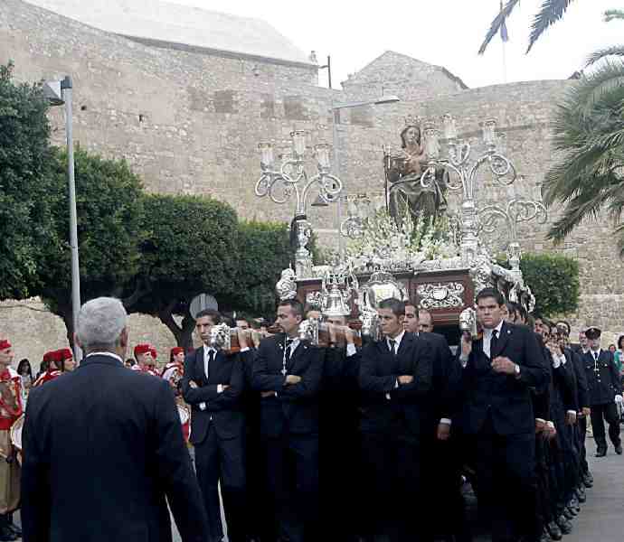 Los melillenses brindan respeto y cariño a su Alcaldesa Perpetua y Patrona Coronada