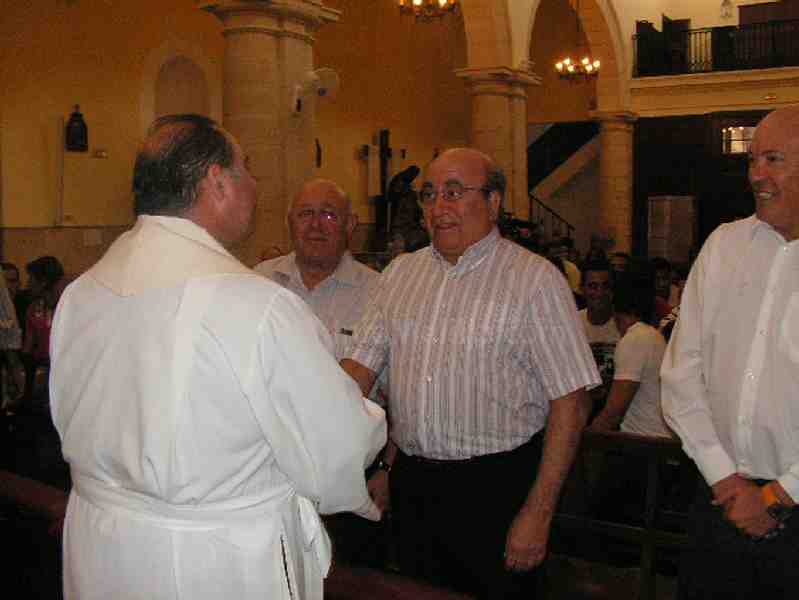 Juan Manul Barreiro, Vicario Episcopal, saludando a Paco Molina