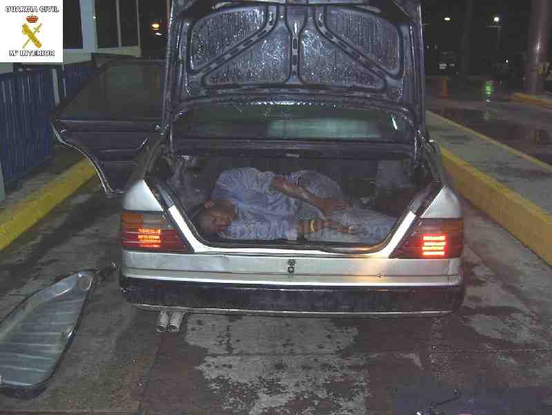 Hallan a inmigrante oculto en un doble fondo junto al depósito de gasolina