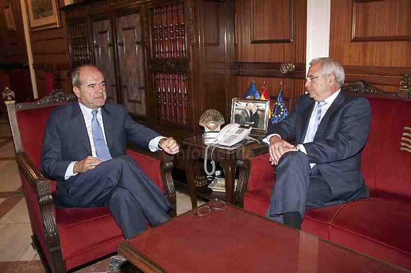 Chaves anuncia el incremento de la financiación autonómica para Melilla y asegura que la idea del Gobierno es garantizar igualdad entre autonomías