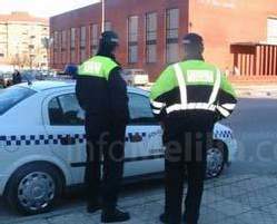 La Policía Local detiene a dos individuos mientras robaban en un local de Colón