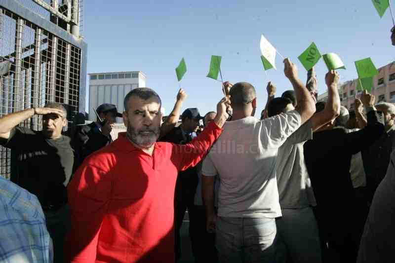 Protestan ante la frontera de Marruecos en contra de la petición de la tarjeta verde a vehículos de Melilla