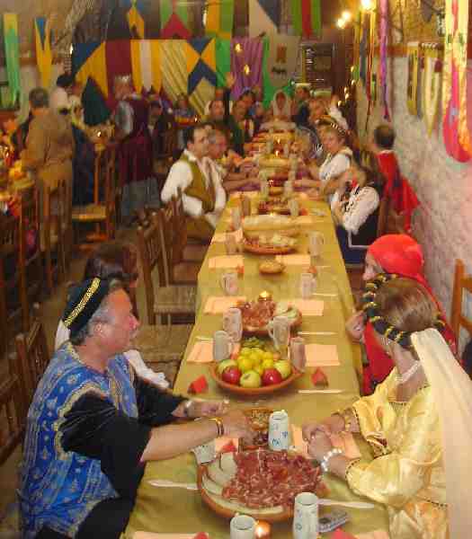 El Club Scorpio recibe al Mercado Medieval con una cena en los túneles de la Florentina