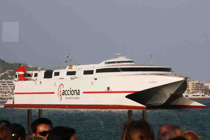 La naviera Acciona ha sido denunciada por bloquear la venta de billetes de barco en las agencias locales