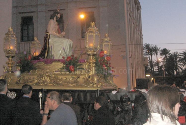 Sale el Sagrado Titular.