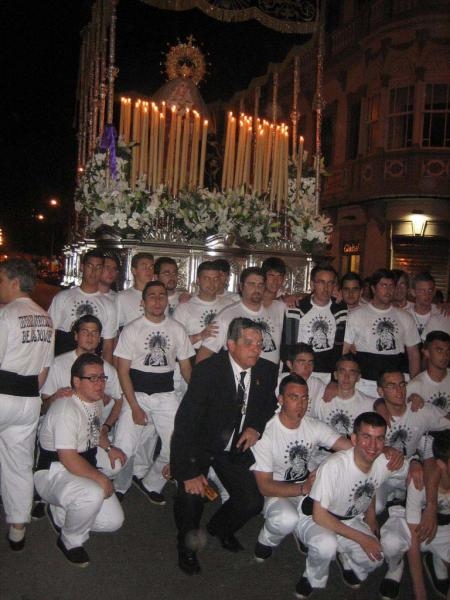 Cuarenta costaleros rinden honores de fe a la Virgen de las Lágrimas