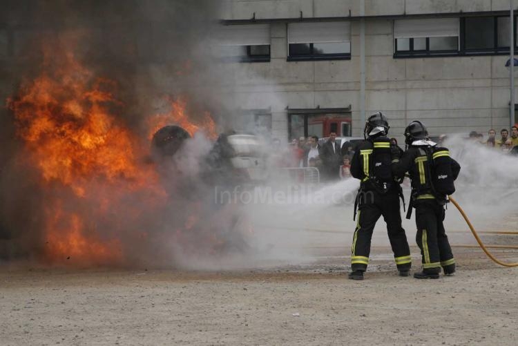 Los bomberos de Melilla muestran su profesionalidad en una exhibición