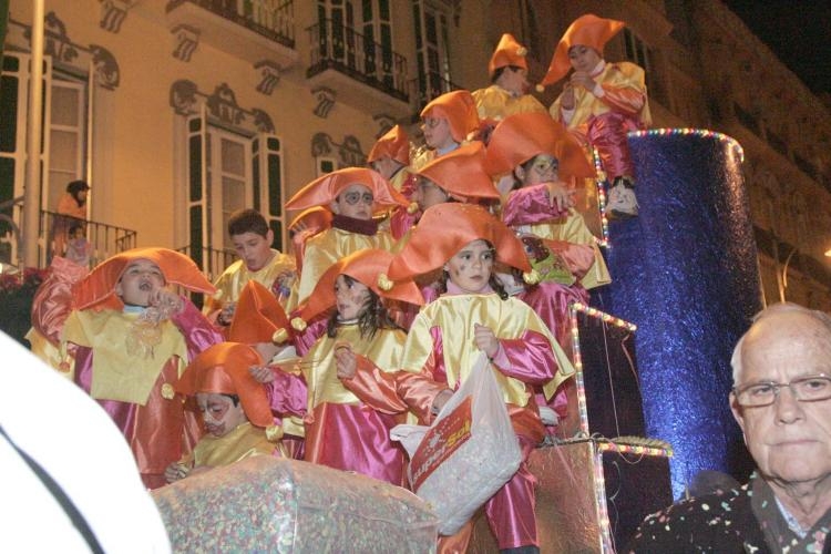 Los Reyes Magos reparten toneladas de ilusión y magia por las calles de Melilla