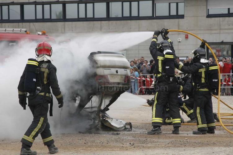 Los bomberos de Melilla muestran su profesionalidad en una exhibición