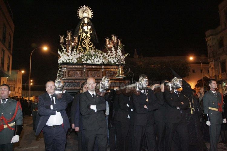 Luto, dolor y esperanza se mezclan en las calles de Melilla en el Viernes Santo