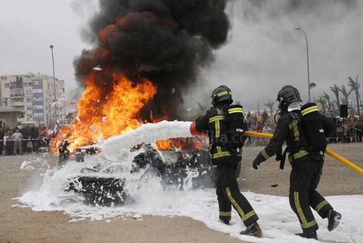 Los bomberos de Melilla muestran su profesionalidad en una exhibición