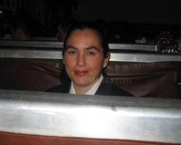 La guapísima mujer de trono.