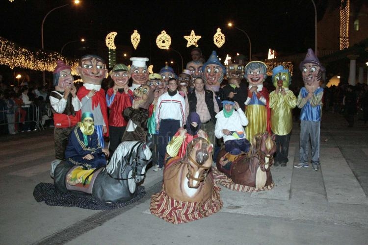 Los Reyes Magos reparten toneladas de ilusión y magia por las calles de Melilla