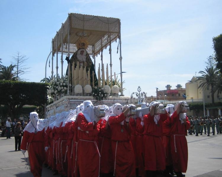 La Señora de la Esperanza entra en la Avenida.