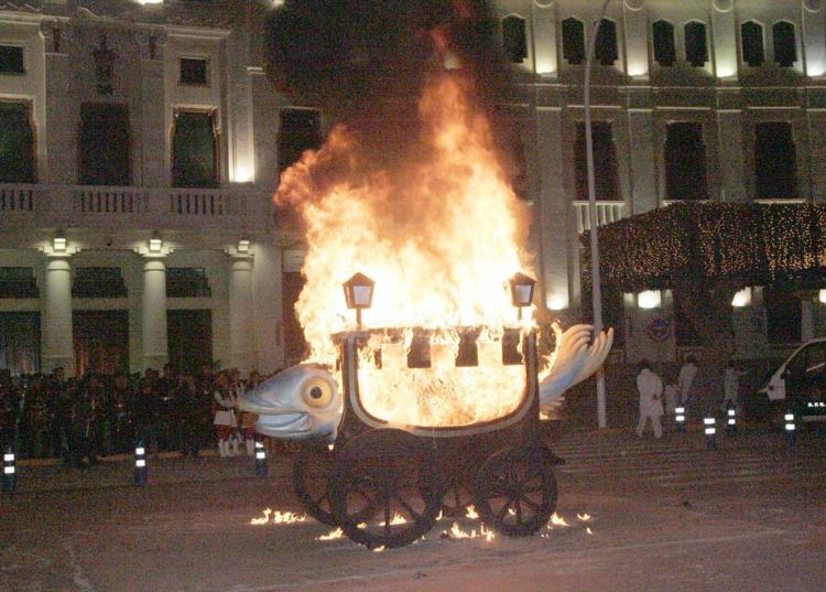 La tradicional quema de la sardina pone el punto y final al Carnaval de Melilla 2009