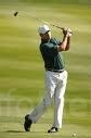 Golfista en pleno golpeo