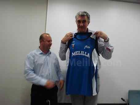 El conocidísimo Romay con una camiseta de Melilla Baloncesto