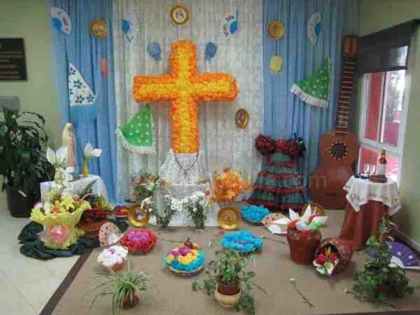 La Residencia de Mayores muestra su Cruz de Mayo, confeccionada por los propios residentes