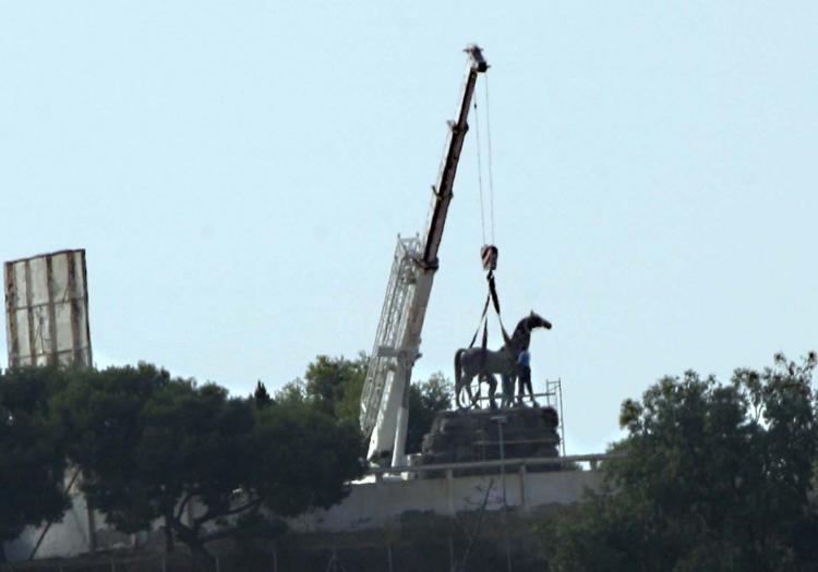 La Comandancia General de Melilla ha llevado a cabo la retirada de la estatua ecuestre de Franco del acuartelamiento 'Millán Astray'