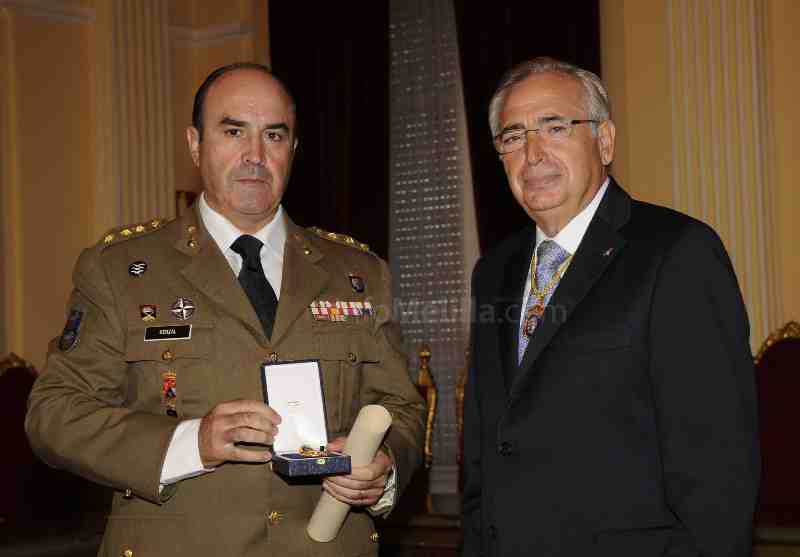 El Grupo de Regulares y el Regimiento de Artillería de Melilla reciben la Medalla de Oro, la más alta distinción de la Ciudad