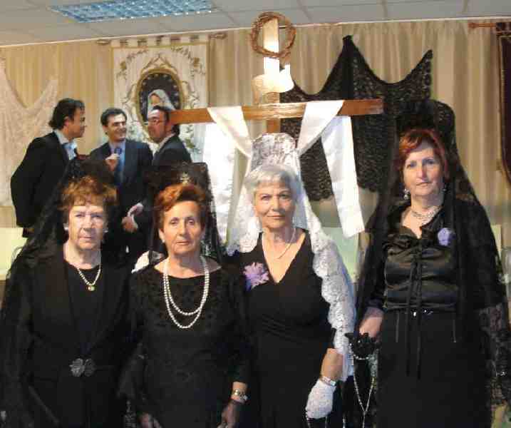 Las 'manolas' más bellas y veteranas celebran la Semana Santa en el Centro de Día