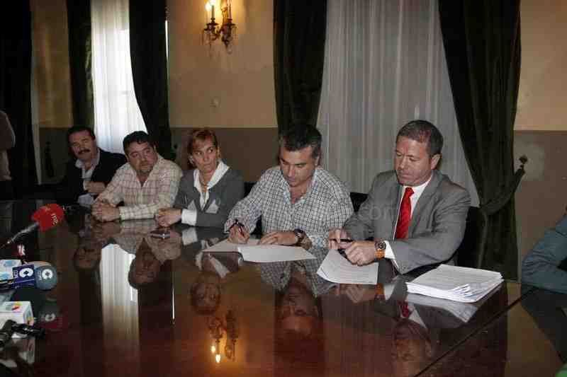 Consejero y sindicatos firman el convenio colectivo