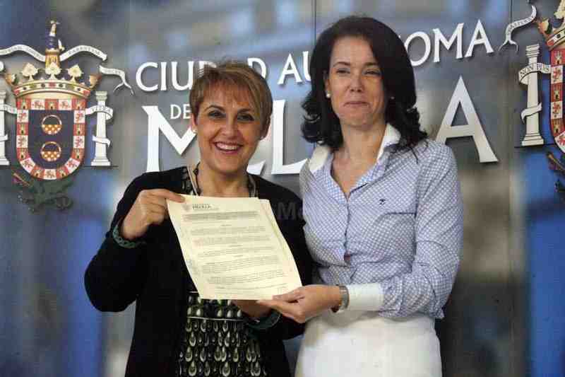 Pilar Illázquez y María Antonia Garbín tras la firma del convenio