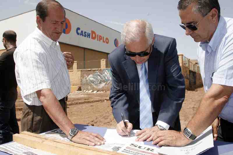 El Gobierno local coloca la primera piedra del pabellón deportivo 'Guillermo García Pezzi'