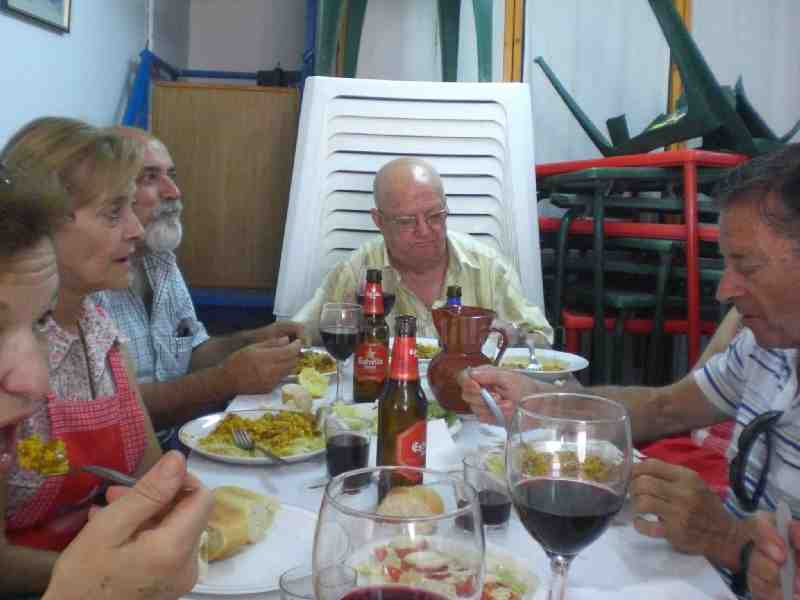 Una gran paella protagoniza la nueva edición del 'Guiso del Mes' en la Casa de Melilla en Almería