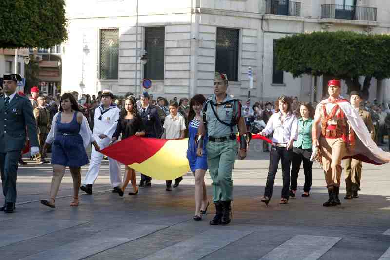 Caballos, carros de combate y 2.500 soldados participan en el desfile de las Fuerzas Armadas en Melilla