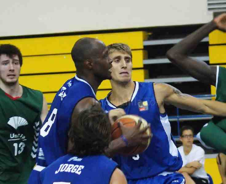 Curtis Withers con la posesión del balón